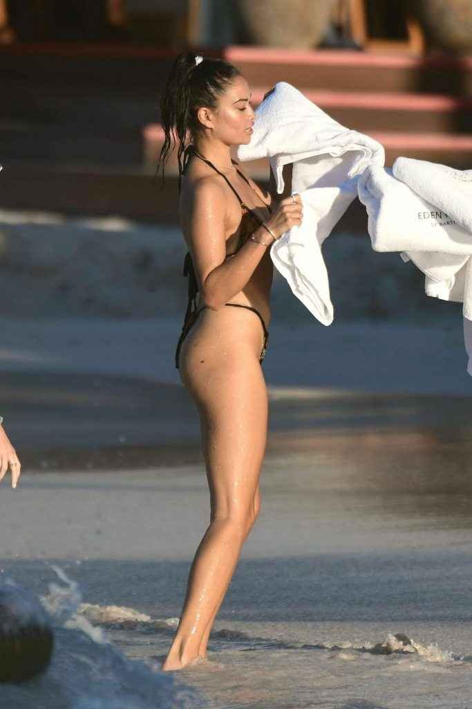 Shanina Shaik en bikini à Saint-Barthélémy