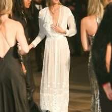Stella Maxwell seins nus sous sa robe transparente