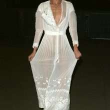 Stella Maxwell seins nus sous sa robe transparente