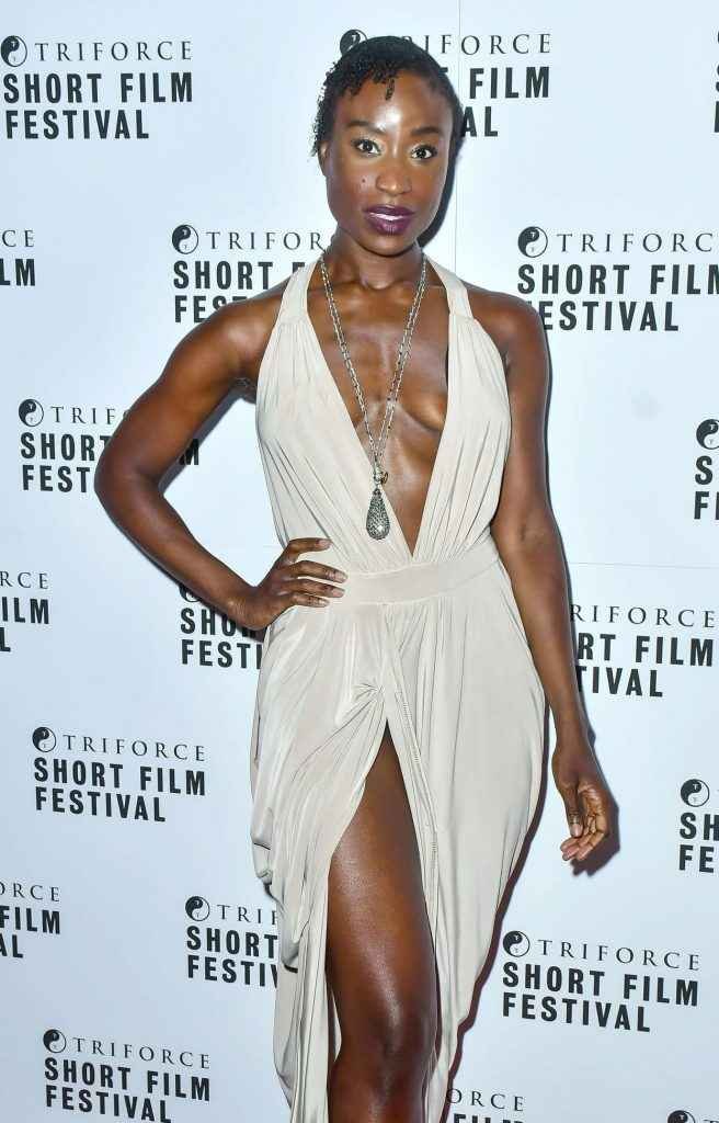 Adele Oni sexy dans sa robe ouverte au TriForce Short Film Festival