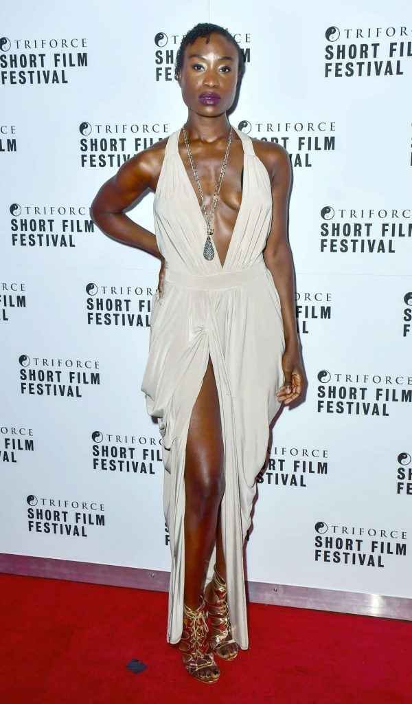 Adele Oni sexy dans sa robe ouverte au TriForce Short Film Festival