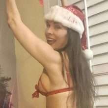 Alicia Arden à moitié nue pour Noël