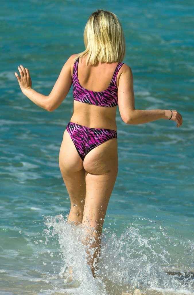 Amy Hart en bikini à La Barbade