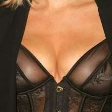 Ashley James exhibe ses seins à Londres