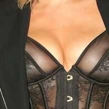 Ashley James exhibe ses seins à Londres