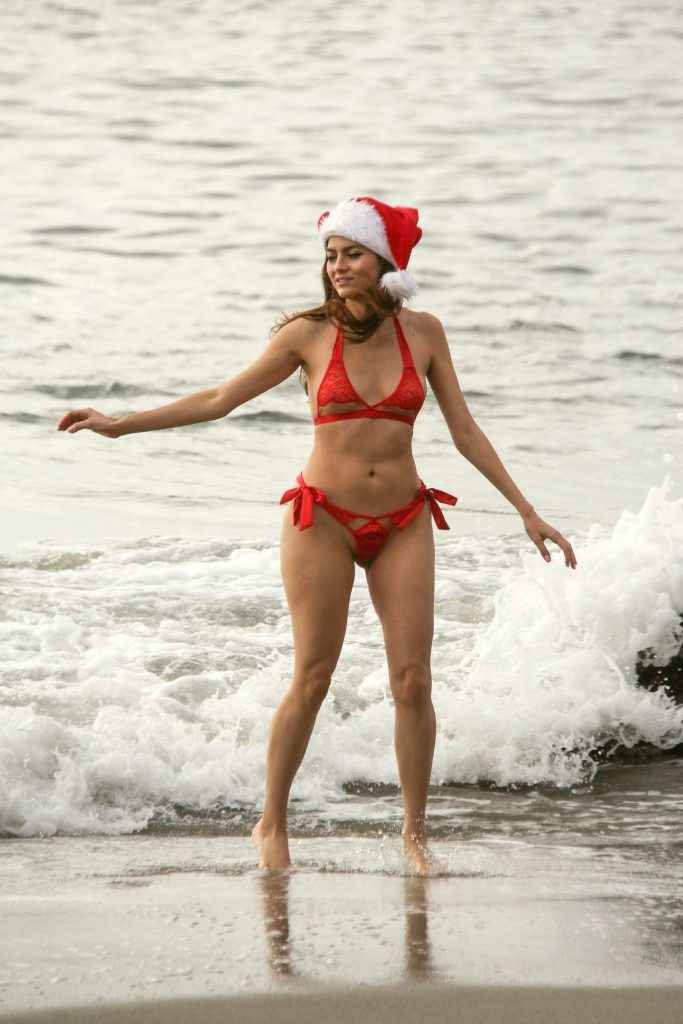 Blanca Blanco dans un petit bikini sexy pour Noël