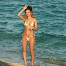 Cassie Amato dans un bikini string