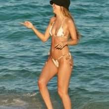 Cassie Amato dans un bikini string