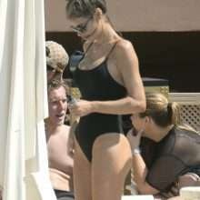Chloe Sims en maillot de bain à Marbella