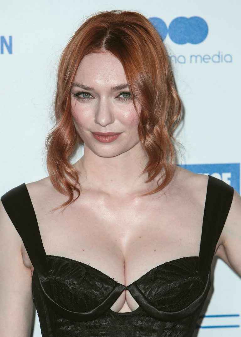 Eleanor Tomlinson exhibe son décolleté aux British Independent Film Awards