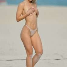 Jane Soul pose seins nus et dans un mini bikini