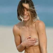 Jane Soul pose seins nus et dans un mini bikini