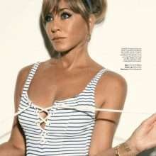 Jennifer Aniston pose sans soutien-gorge