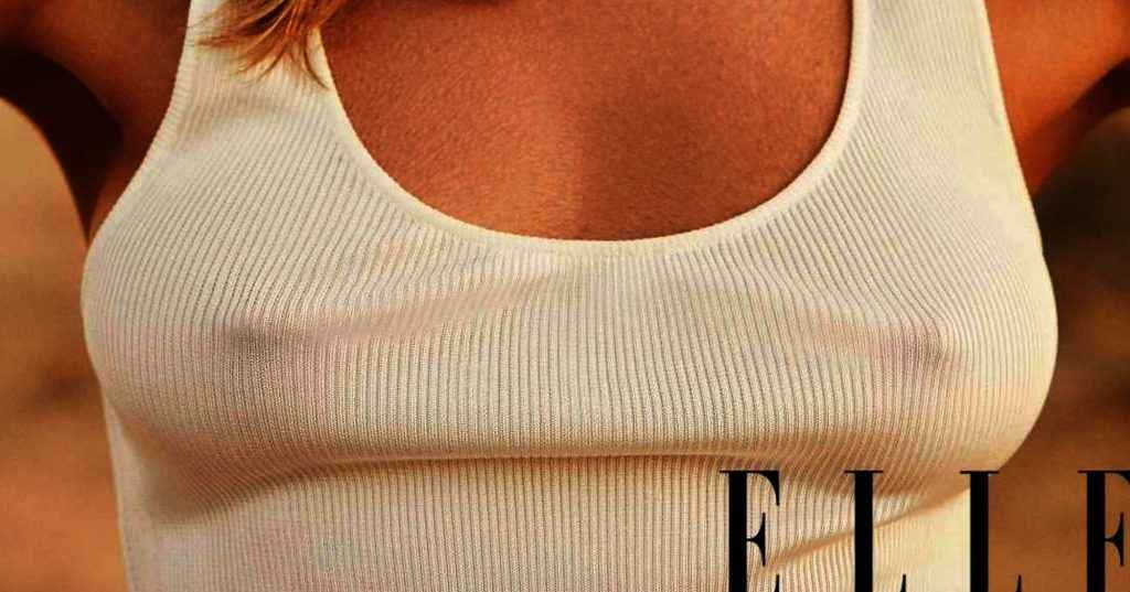 Jennifer Aniston pose sans soutien-gorge