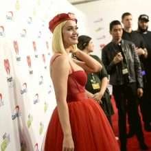 Katy Perry exhibe son décolleté chez Kiis FM