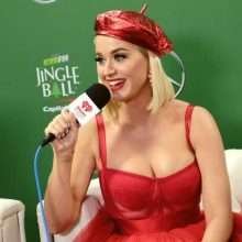 Katy Perry exhibe son décolleté chez Kiis FM