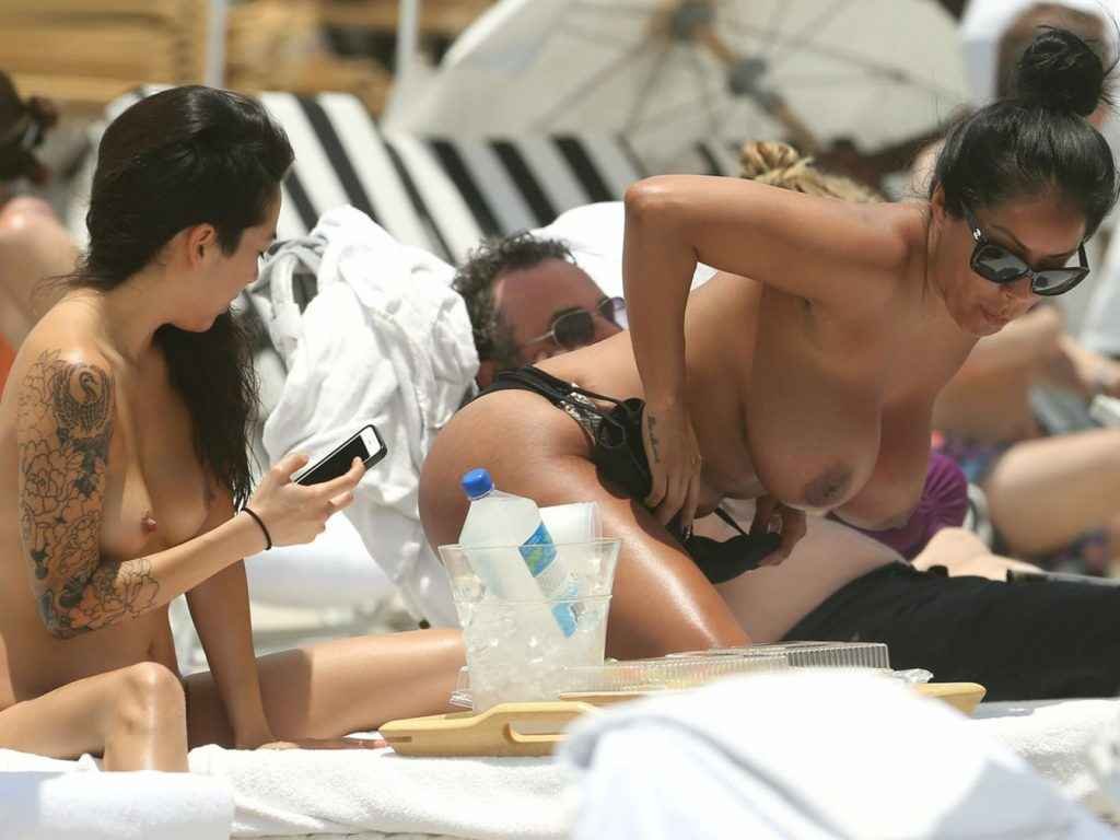 Kiara Mia seins nus à Miami