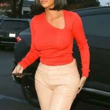 Kim Kardashian se balade sans soutien-gorge