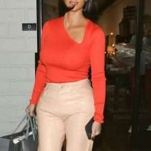 Kim Kardashian se balade sans soutien-gorge