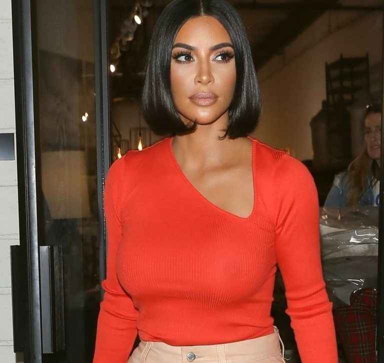 Kim Kardashian se balade sans soutien-gorge