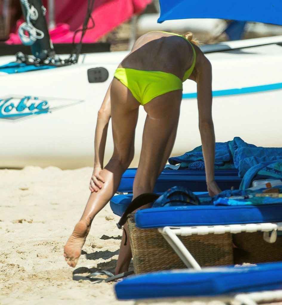 Kristen Pazik en bikini à La Barbade