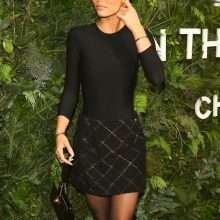 Lily-Rose Depp a les seins qui pointent pour Chanel n°5