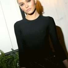 Lily-Rose Depp a les seins qui pointent pour Chanel n°5