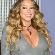 Mariah Carey exhibe son décolleté à New-York