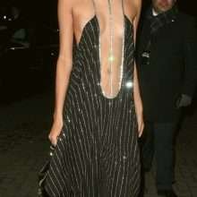 Neelam Gill sexy dans sa robe ouverte aux Fashion Awards