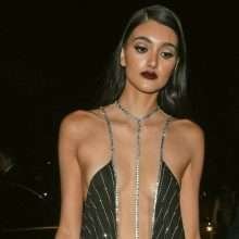 Neelam Gill sexy dans sa robe ouverte aux Fashion Awards