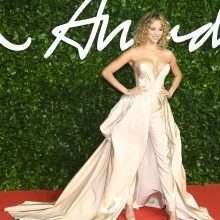 Rose Bertram exhibe son décolleté aux Fashion Awards