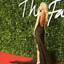 Stella Maxwell ouvre le décolleté aux Fashion Awards