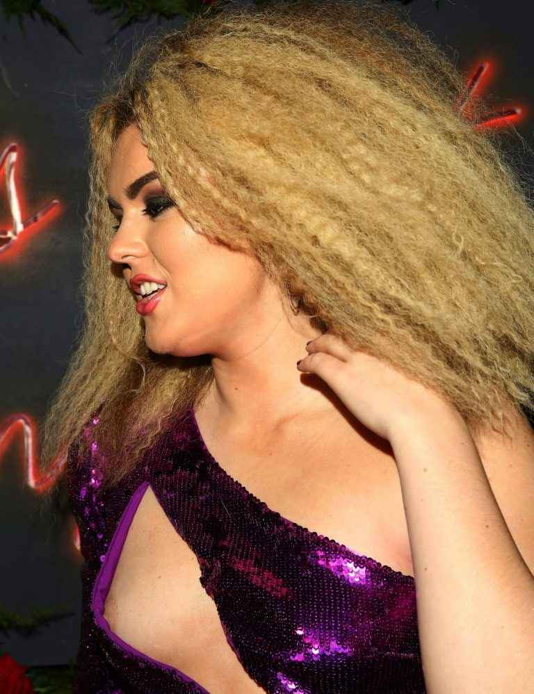 Oups ! Tallia Storm exhibe un sein nu