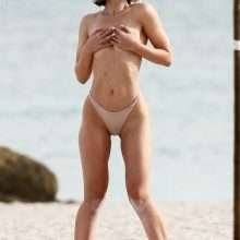Jane Soul pose seins nus sur la plage