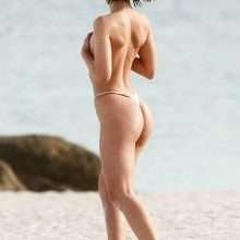 Jane Soul pose seins nus sur la plage