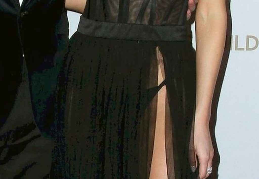 On voit la petite culotte de Michelle Randolph aux Producers Guild Awards