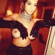 Rita Ora pose seins nus dans Lova Magazine