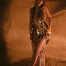 Rita Ora pose seins nus dans Lova Magazine