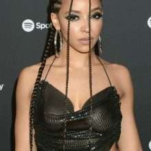 Tinashe exhibe ses seins chez Spotify