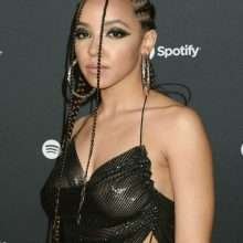 Tinashe exhibe ses seins chez Spotify