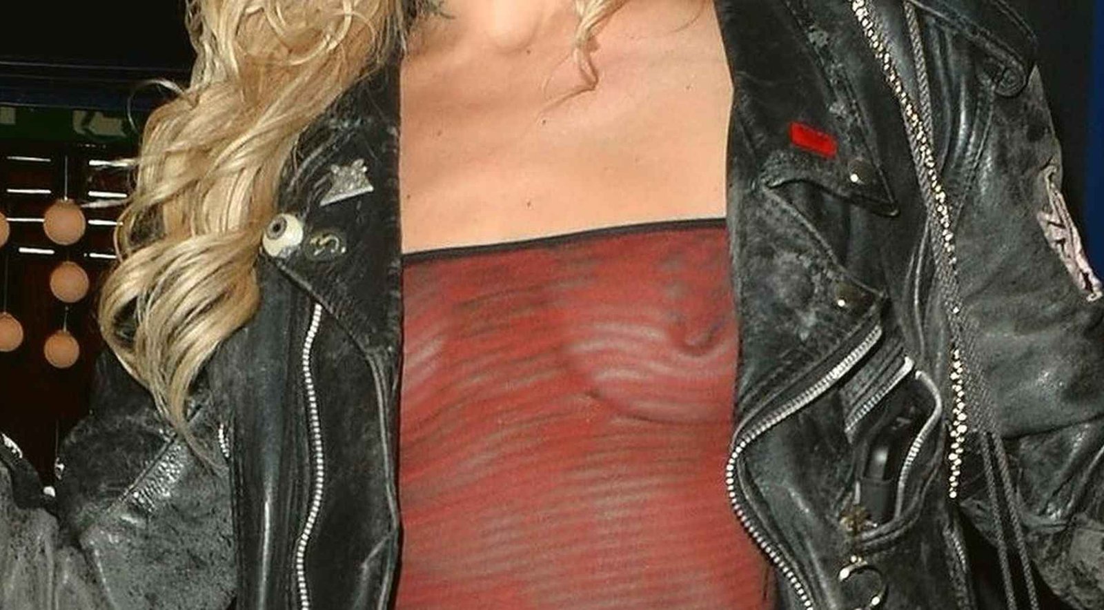 Alice Dellal exhibe ses seins nus aux NME Awards