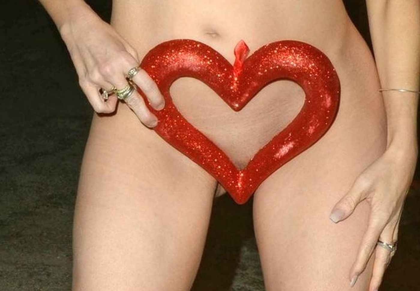 Alicia Arden nue pour la Saint-Valentin