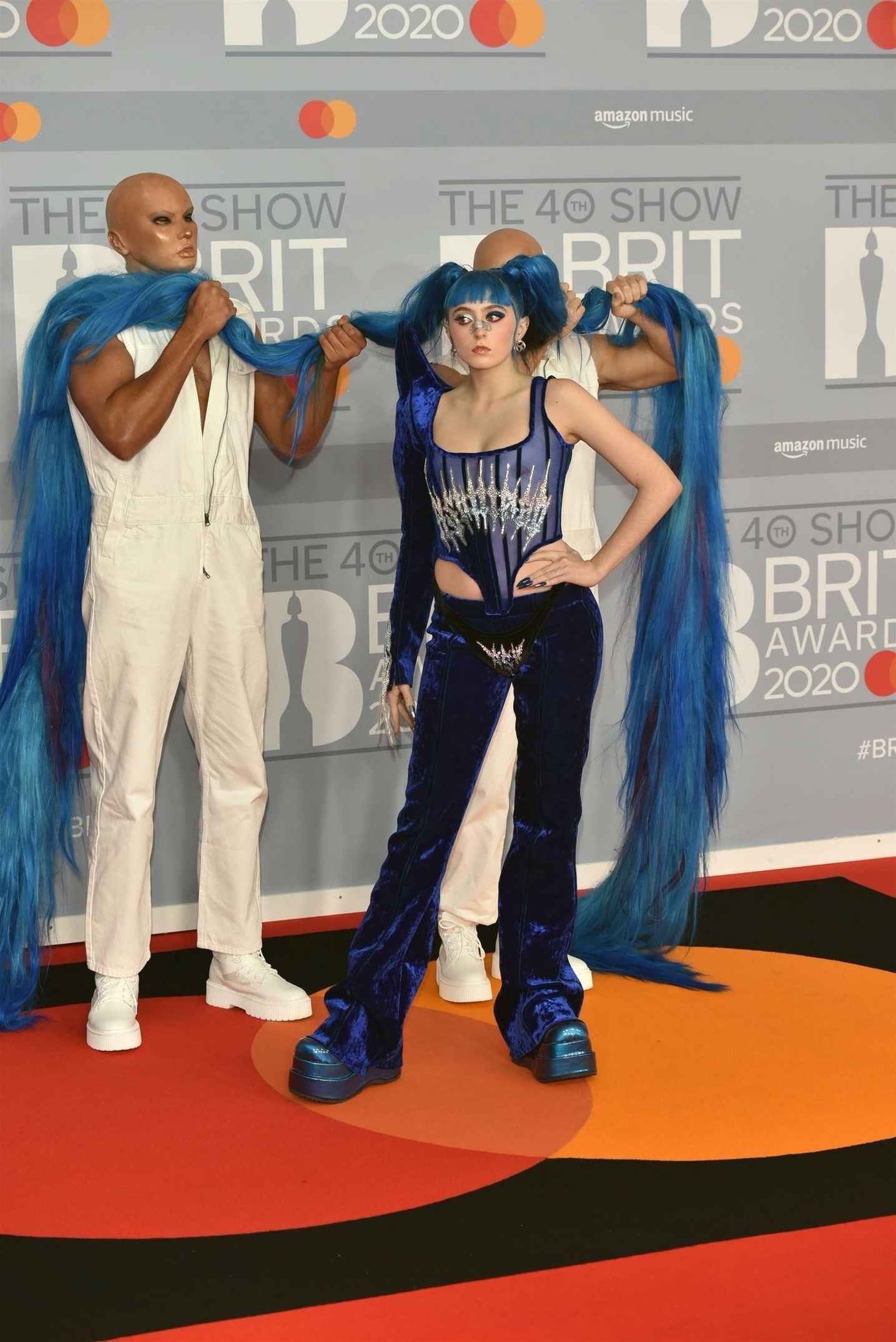 Ashnikko exhibe ses petits seins aux Brit Awards 2020