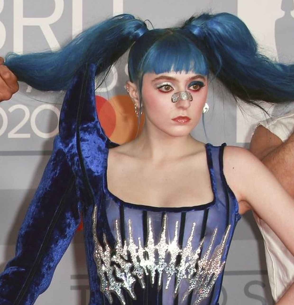 Ashnikko exhibe ses petits seins aux Brit Awards 2020