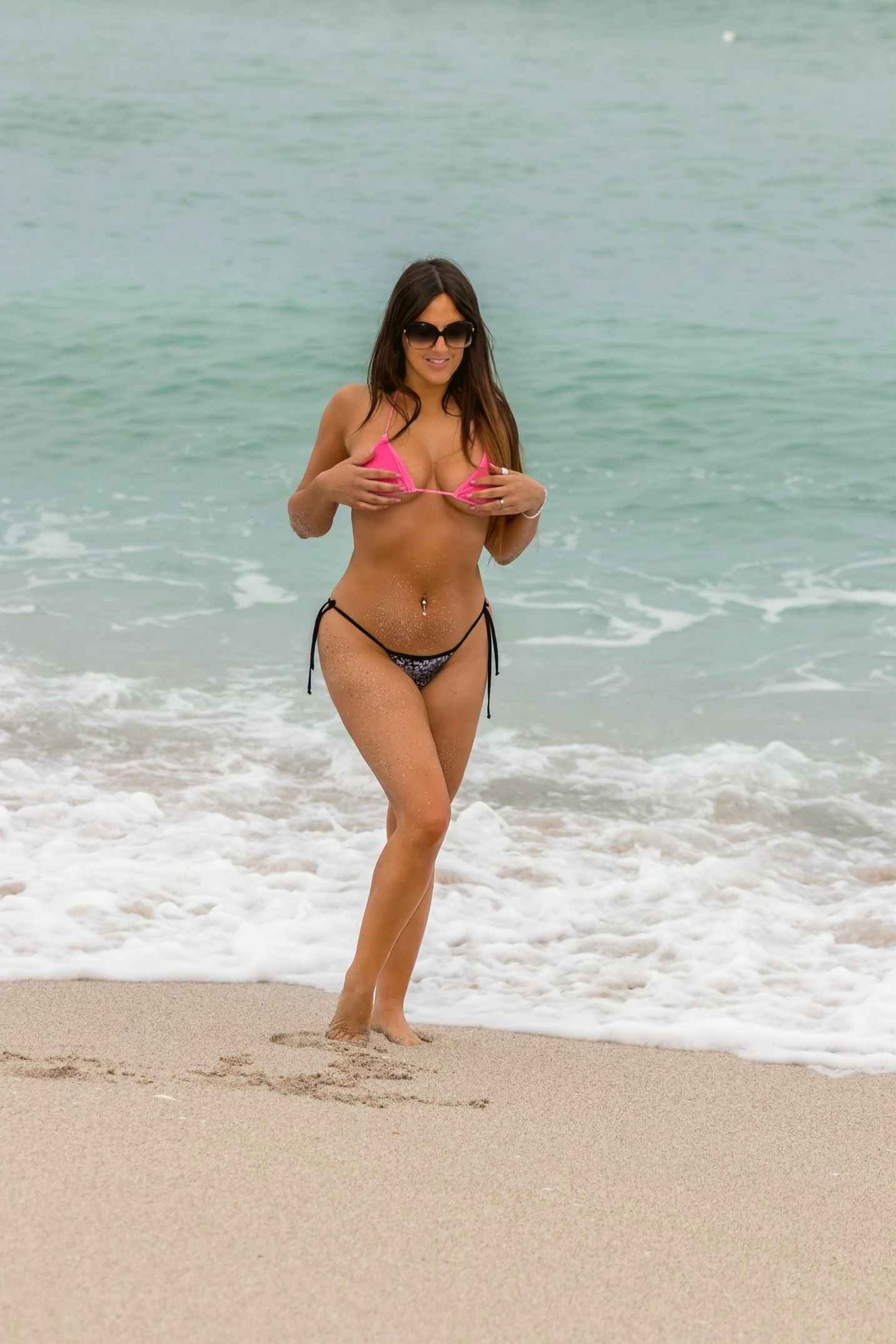 Claudia Romani pose à quatre pattes en bikini