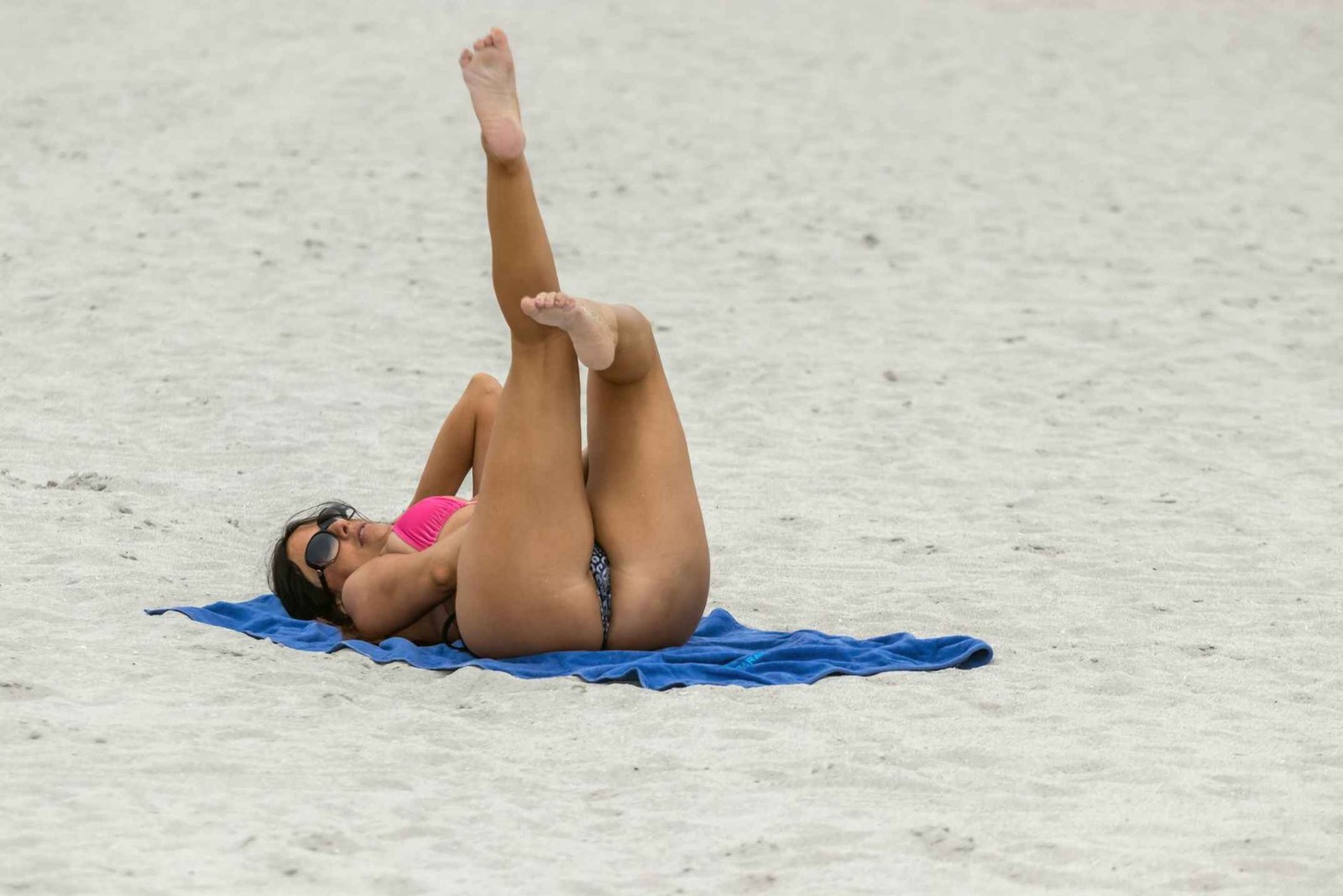 Claudia Romani pose à quatre pattes en bikini