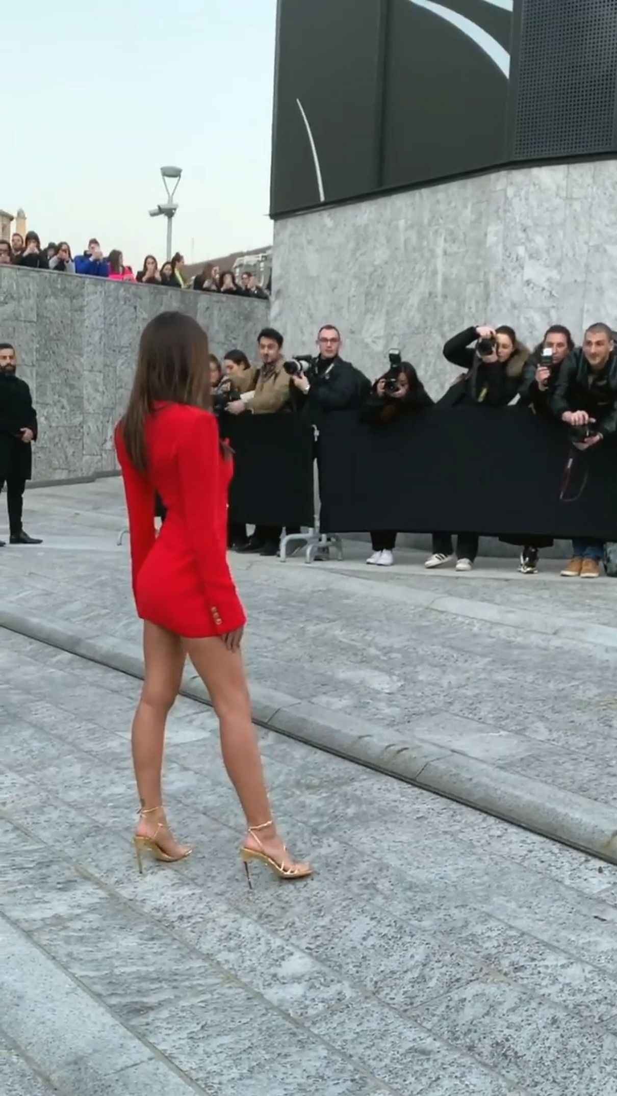 Emily Ratajkowski exhibe son décolleté et ses jambes à Milan