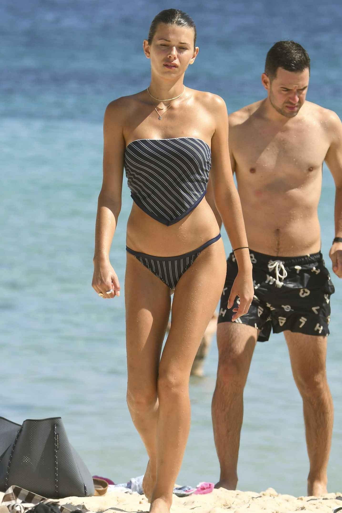 Georgia Fowler en bikini à Bondi Beach