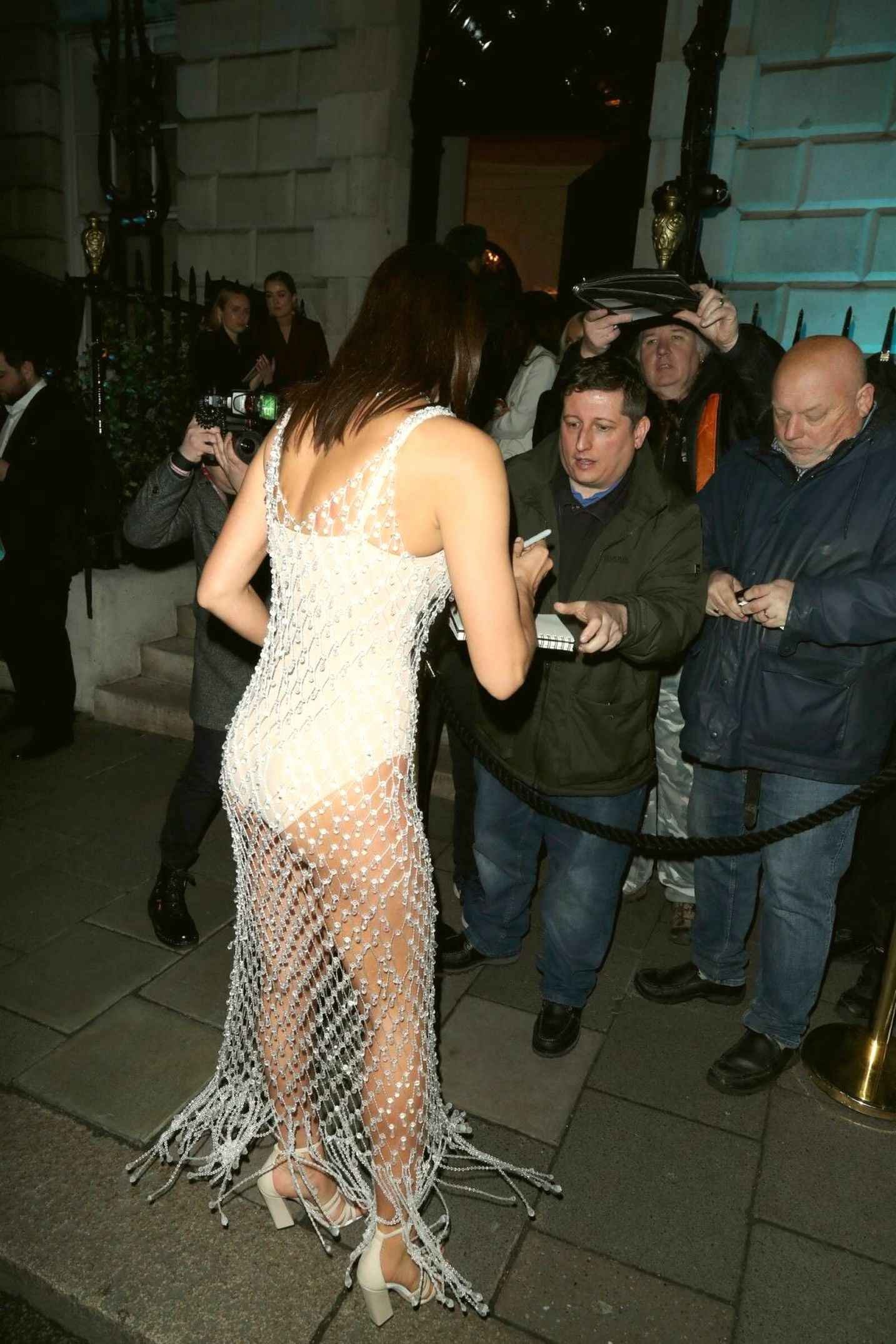 Irina Shayk exhibe son joli cul à Londres