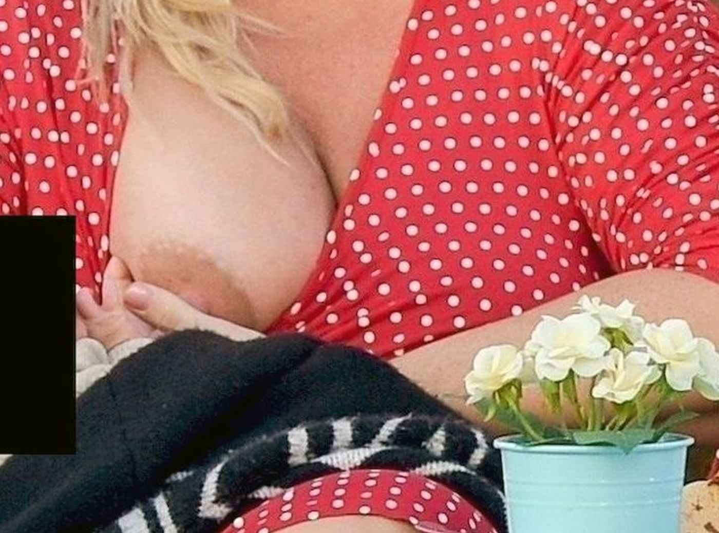 Josie Gibson exhibe un sein nu en terrasse